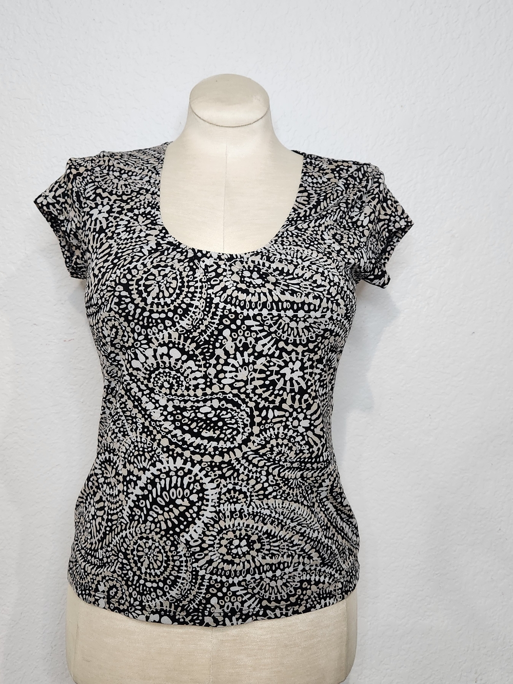 Geoffrey Beene Black and White Scoop Neck Printed Top